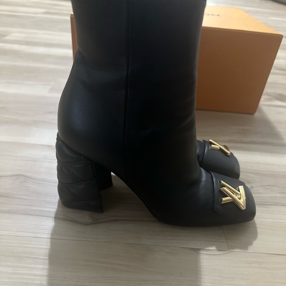 Authentic Louis Vuitton Black Leather Shake Ankle Boots with Gold Accent Size 37 - Picture 3 of 6